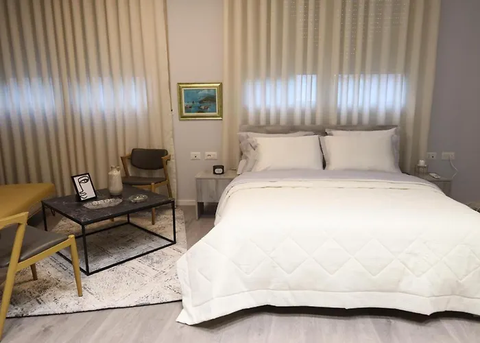 Hira - At Center Hotell *