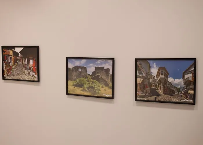 Hira - At Center Hotell