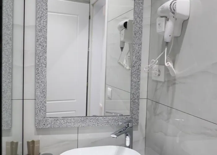 Hira - At Center Hotell